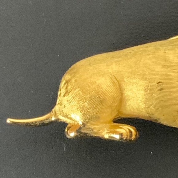 Vintage Crown Trifari Brushed Gold-Toned Dachshund Dog Brooch Pin - Picture 6 of 6